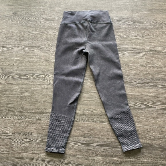 SzM Offline by aerie Charcoal Grey Ribbed HR Leggings in VVGUC - Picture 3 of 6